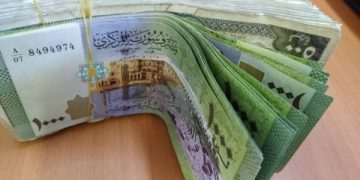 الليرة السورية تتحسن أمام الدولار.. خبير اقتصادي يكشف لـ “تفاصيل برس” العوامل النفسية في سعر الصرف