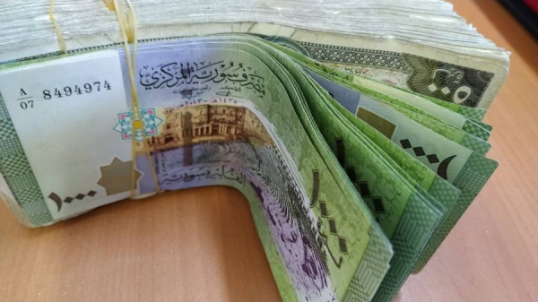 الليرة السورية تتحسن أمام الدولار.. خبير اقتصادي يكشف لـ “تفاصيل برس” العوامل النفسية في سعر الصرف