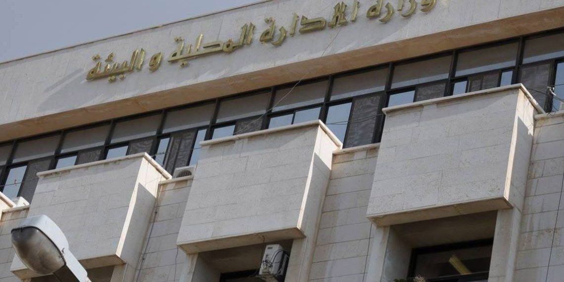 وزارة الإدارية المحلية تعيد النظر بآلاف الموظفين المفصولين