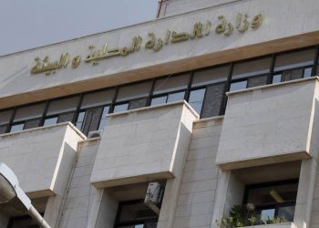 وزارة الإدارية المحلية تعيد النظر بآلاف الموظفين المفصولين
