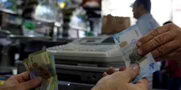 قبل زيادة الرواتب.. خبير اقتصادي يحذّر من ارتفاع الأسعار ويقترح حلولاً