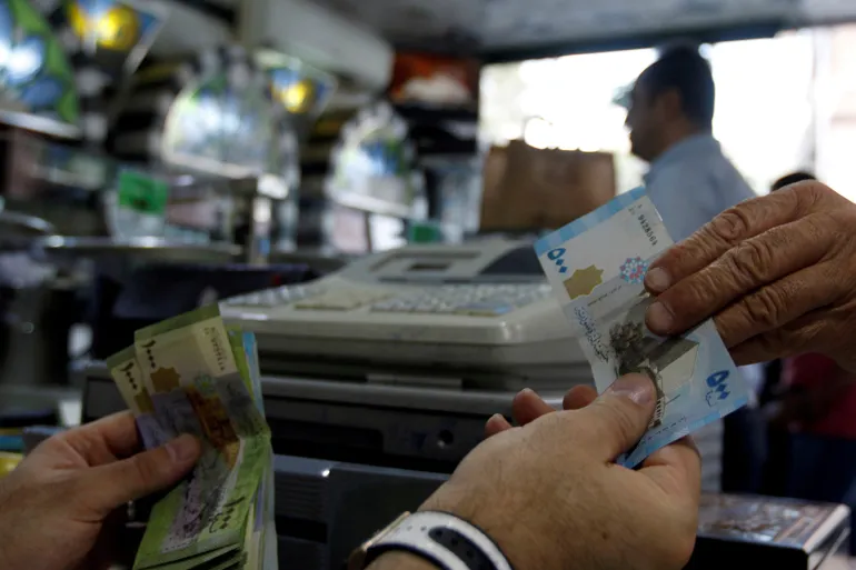 قبل زيادة الرواتب.. خبير اقتصادي يحذّر من ارتفاع الأسعار ويقترح حلولاً