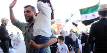 قافلة لاجئين تعود إلى سوريا قادمة من الأردن