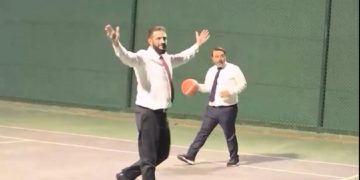 لقطة غير رسمية للرئيس تثير التفاعل: ثلاثية في كرة السلة ببدلة رسمية