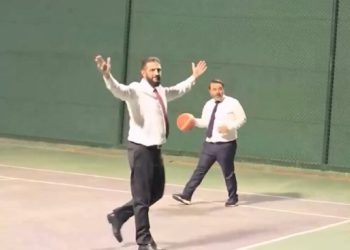 الرئيس السوري أحمد الشرع ووزير خارجيته أسعد الشيباني يلعبان كرة السلة (فيديو)