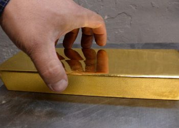 أسعار الذهب تتراجع إلى أدنى مستوى في أكثر من شهر