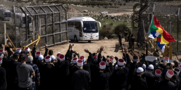 لا للمغامرة: صحيفة هآرتس تحذّر من التدخل الإسرائيلي في سوريا على حساب الدروز والرهائن