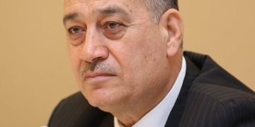 من هو عبد الباسط عبد اللطيف رئيس الهيئة الوطنية للعدالة الانتقالية المعيّن بالمرسوم 20/2025؟