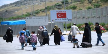 السوريون يواصلون مغادرة تركيا طوعا وترقب لعودة أعداد مضاعفة