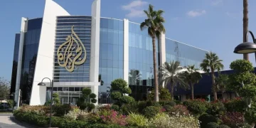 تلميعاً لحزب الله.. قناة الجزيرة تصمت عن الميليشيا الأصلية وتخترع أخرى وهمية