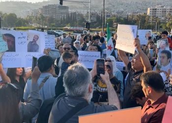 مطالبات بمحاسبة مجرمي الحرب.. سوريون يتظاهرون بساحة الأمويين