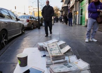 مع اتجاه المركزي لنظام التعويم المدار.. خبير يقترح فتح “كوات” لبيع الدولار في الأسواق