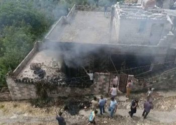 انفجار طائرة مسيّرة يحرق منزلاً في ريف صافيتا ويصيب سيدة بجروح خطيرة (صور – فيديو)