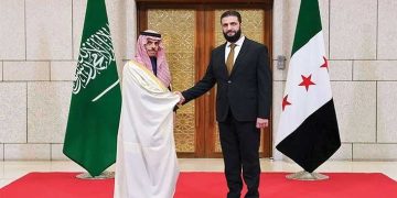 تصرف عفوي لوزير الخارجية السعودي يثير تفاعلًا خلال زيارته إلى دمشق