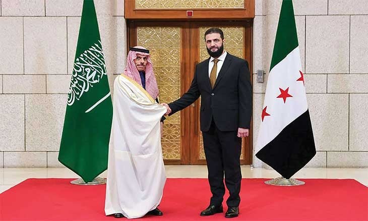 تصرف عفوي لوزير الخارجية السعودي يثير تفاعلًا خلال زيارته إلى دمشق