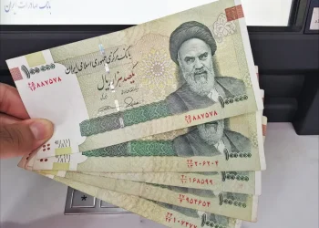 الريال الإيراني يتهاوى على وقع الضربات الإسرائيلية والتضخم يتجاوز 35%