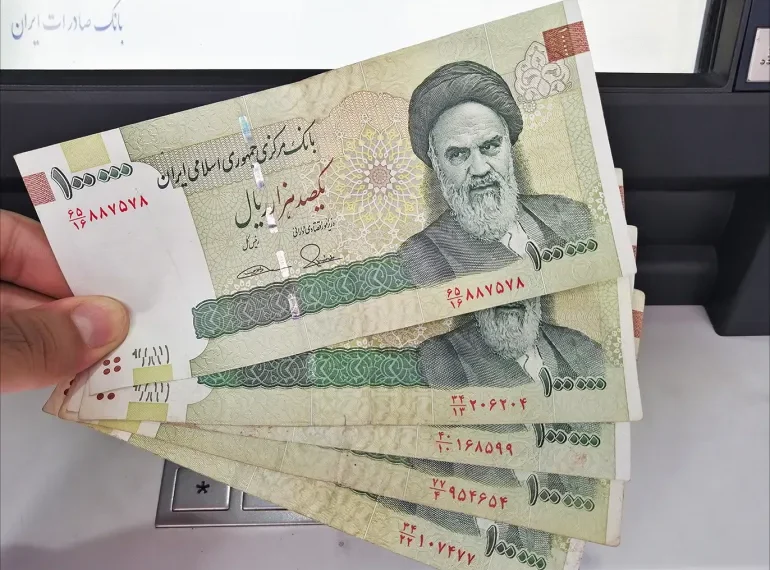 الريال الإيراني يتهاوى على وقع الضربات الإسرائيلية والتضخم يتجاوز 35%