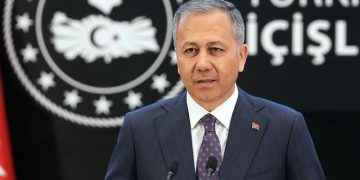 وزير الداخلية التركي: أكثر من ربع مليون لاجئ سوري عادوا إلى بلادهم منذ إسقاط نظام الأسد