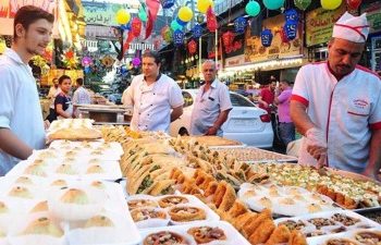 أسواق دمشق.. حلويات العيد مذاق فاخر وجيوب عاجزة