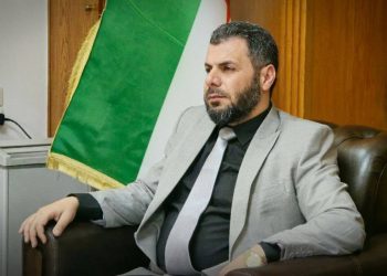 تفاصيل برس تكشف أسباب تعليق معاون وزير الاتصالات لعمله