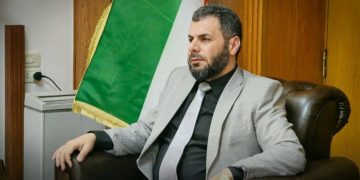تفاصيل برس تكشف أسباب تعليق معاون وزير الاتصالات لعمله