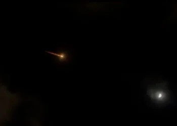 انفجار يضيء في سماء سوريا.. تفاصيل اعتراض صاروخ يمني في طريقه لإسرائيل