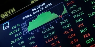 "فوربس" تحدد 5 قطاعات واعدة للاستثمار في 2025