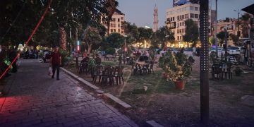 مقاه شعبية تحت الأشجار.. ظاهرة تنتشر بحدائق دمشق