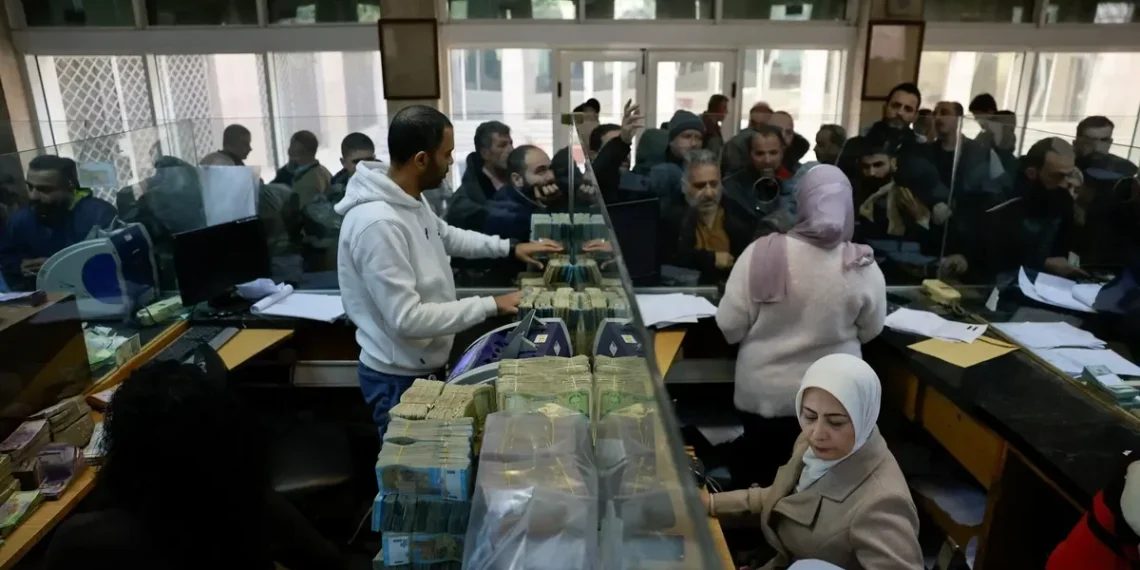 هل يمكن إصلاح الوظيفة الحكومية؟.. دكتور جامعي: الحل بالاستثمار في الإدارة الذكية والتقنيات الرقمية
