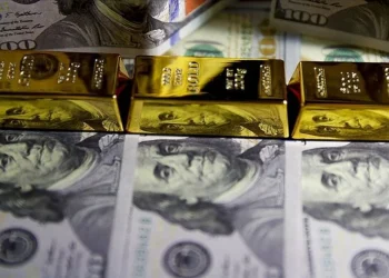 الدولار يستعيد زخمه مدفوعاً باتفاقات واشنطن.. والذهب يدفع الثمن