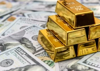 تراجع مؤشر الدولار يدعم الذهب بـ 15 دولار... متأثرين بالتوتر التجاري بين واشنطن ونيودلهي