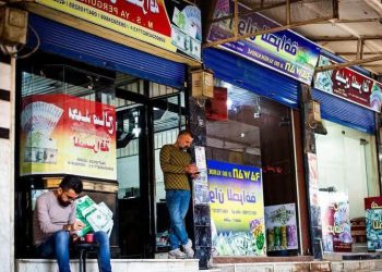 بين “شام كاش” وحلم الرواتب موظفو ومتقاعدو الحسكة بين وعود التفعيل وغياب الشبكات