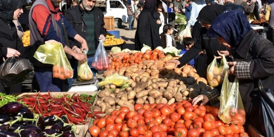 حلقة جديدة من جدلية زيادة الرواتب وارتفاع الأسعار.. حبزة: حذرنا سابقاً من دولرة الأسواق