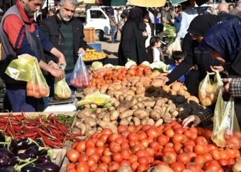 حلقة جديدة من جدلية زيادة الرواتب وارتفاع الأسعار.. حبزة: حذرنا سابقاً من دولرة الأسواق