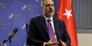 فيدان يدعو إلى تمديد الهدنة في سوريا خلال نقل عناصر “داعش” إلى العراق