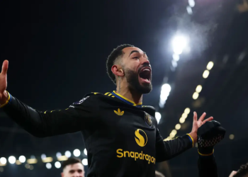 مانشستر يونايتد يهزم آرسنال ويشعل المنافسة على لقب الدوري الإنكليزي