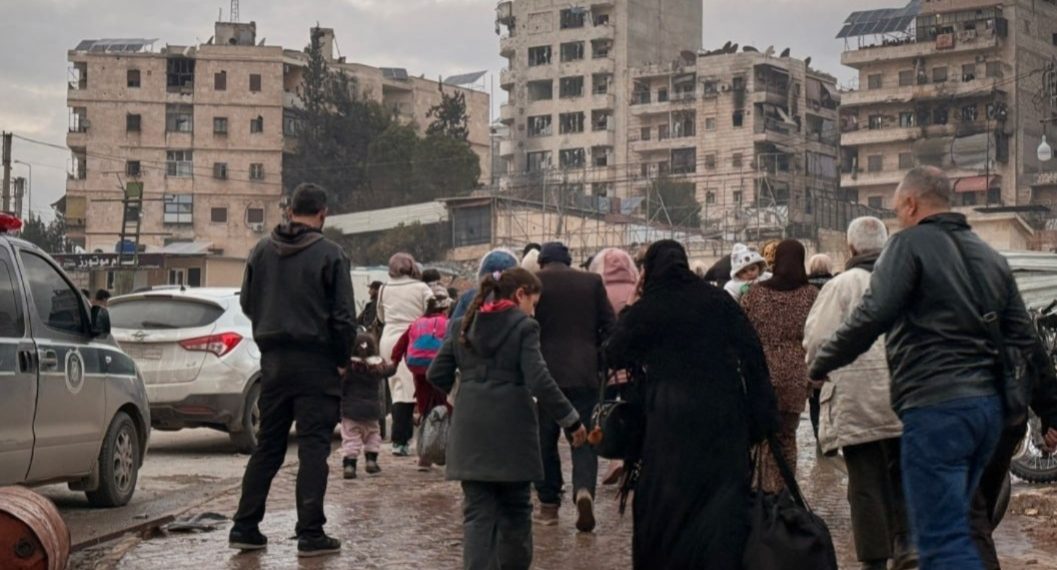 عودة عدد من أهالي حي الأشرفية بحلب إلى منازلهم بعد تأمين المنطقة من قبل الأمن الداخلي