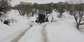 الدفاع المدني يواصل فتح الطرقات الرئيسية لليوم الثالث
