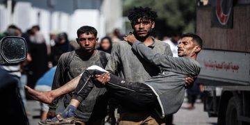 إصابة فلسطيني واعتقال العشرات في الضفة الغربية