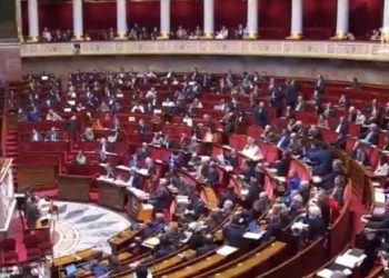فرنسا تقرّ حظر وسائل التواصل الاجتماعي لمن هم دون 15 عاماً
