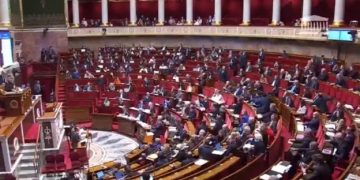 فرنسا تقرّ حظر وسائل التواصل الاجتماعي لمن هم دون 15 عاماً