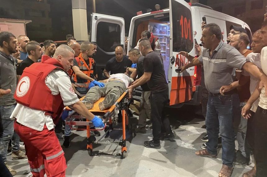 قوات الاحتلال تعتقل عشرات الفلسطينيين في الضفة الغربية