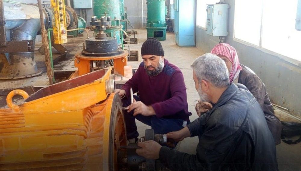 الموارد المائية بالرقة تعيد تأهيل محطات ضخ وتعزّل قنوات الري