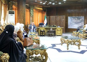 محافظ دير الزور يلتقي ذوي معتقلين لدى “قسد” للاستماع إلى مطالبهم