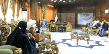 محافظ دير الزور يلتقي ذوي معتقلين لدى “قسد” للاستماع إلى مطالبهم