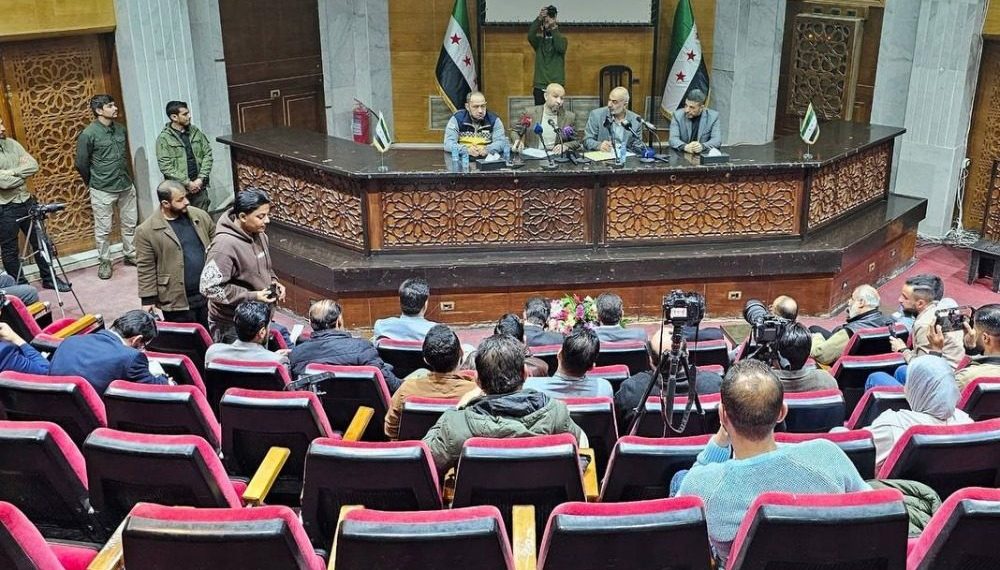 وزير الطوارئ يبحث مع محافظ دير الزور تعزيز العمل الإغاثي والخدمي بالمحافظة