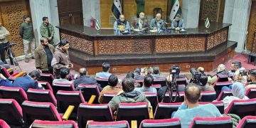 وزير الطوارئ يبحث مع محافظ دير الزور تعزيز العمل الإغاثي والخدمي بالمحافظة
