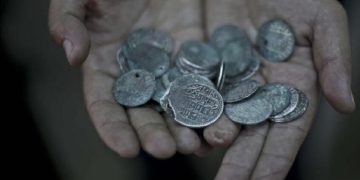 العثور على 23 قطعة نادرة من عملات الخلافة العربية في نهر فولخوف بروسيا