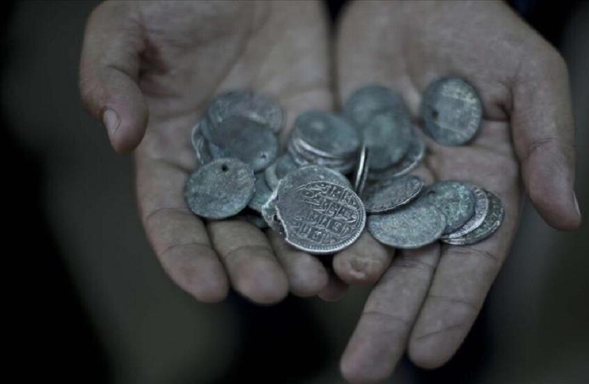 العثور على 23 قطعة نادرة من عملات الخلافة العربية في نهر فولخوف بروسيا
