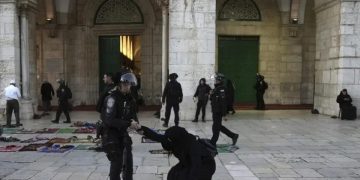 الأورومتوسطي: إسرائيل تفرض قيوداً متصاعدة على حرية العبادة قبل رمضان
